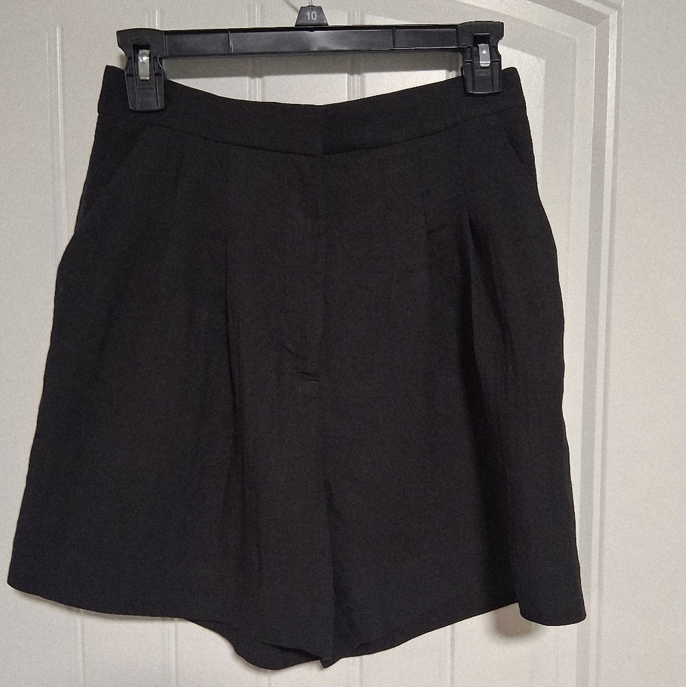 H&M B Black Pleated Shorts | Size US 4 EUR 36